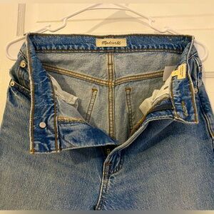 Madewell’s “the perfect vintage” straight jean. Size 25. Barely worn.